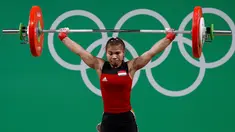 Lifter putri Indonesia, Sri Wahyuni Agustiani saat tampil di kelas 48 kilogram pada Olimpiade 2016, Brasil, Minggu (7/8). Sri berhasil meraih medali perak pertama untuk Indonesia. (REUTERS)
