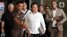 Mantan Direktur Jenderal (Dirjen) Imigrasi Kementerian Hukum dan Hak Asasi Manusia (Kemenkumham), Ronny Franky Sompie (tengah) usai menjalani pemeriksaan di Gedung Komisi Pemberantasan Korupsi (KPK), Jakarta, Jumat (3/1/2025). (Liputan6.com/Herman Zakharia)