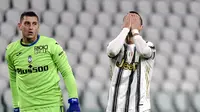 Cristiano Ronaldo kehilangan peluang mencetak gol, selama pertandingan sepak bola Liga Italia antara Juventus dan Atalanta, di Stadion Allianz di Turin, Italia, Rabu, 16 Desember 2020. (Marco Alpozzi / LaPresse melalui AP)