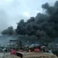 Puluhan Kapal terbakar di Benoa Bali, Petugas masih berjibaku memadamkan api. (foto : Liputan6.com / Dewi Divianta)