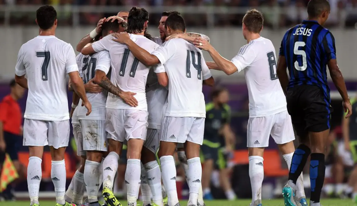 Pemain-pemain Real Madrid merayakan gol pertama yang dicetak Jese Rodriguez. (AFP Photo/Johannes Eisele)