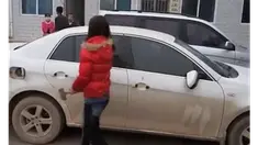 Dengan menggunakan palu besar, wanita asal China ini menghancurkan seluruh bagian kaca mobil