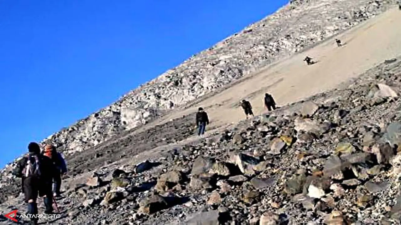 pendaki-merapi130209c.jpg