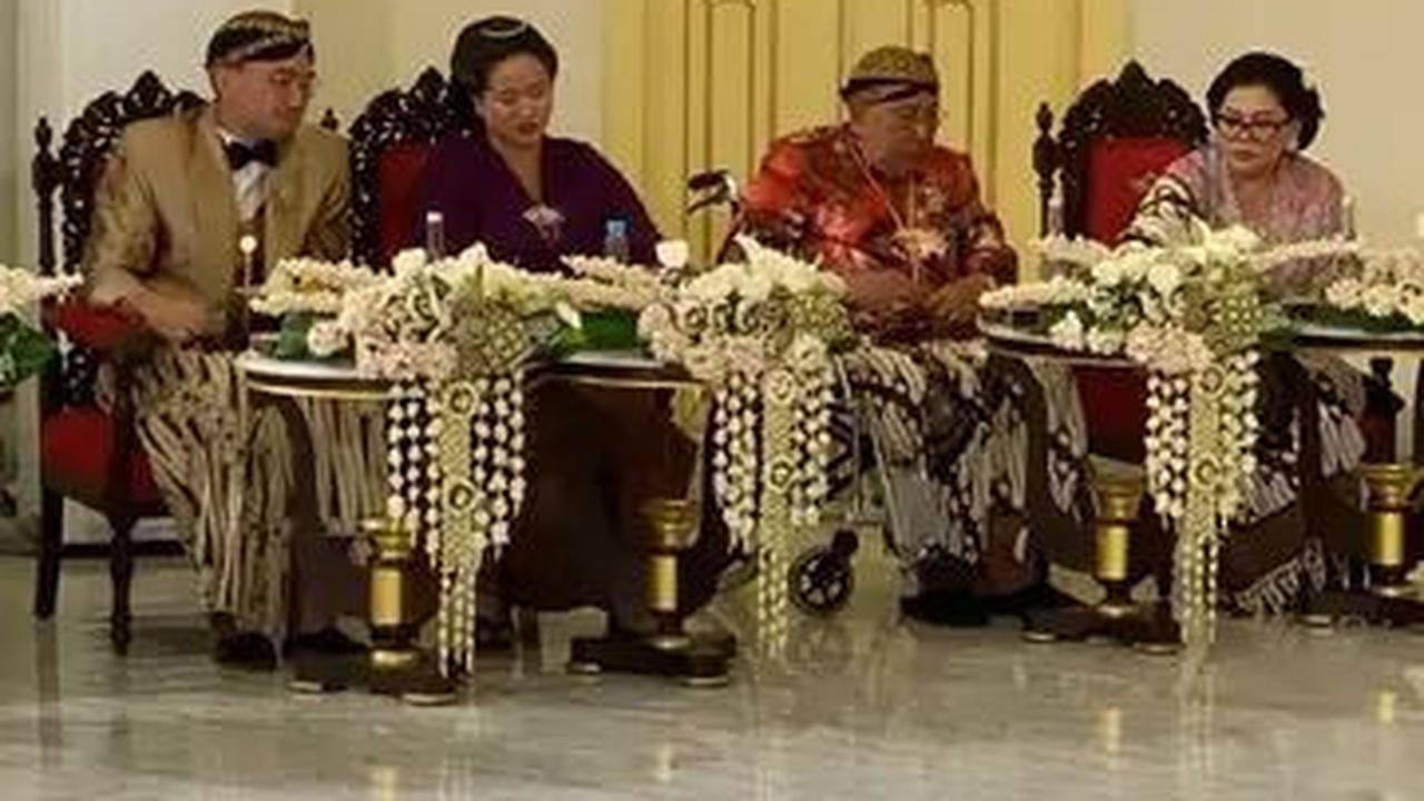Sementara itu, dari Mataram Islam Surakarta ada Sinuhun Paku Buwana XIII dari Kasunan Surakarta Hadiningrat dan S.I.J. K.G.P.A.A. Mangku Negara X dari Kadipaten Mangkunegaran.<br>