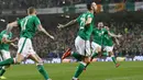 Para pemain Irelandia merayakan gol cepat Shane Duffy (tengah) ke gawang Denmark pada laga leg kedua kualifikasi Piala Dunia 2018 di Aviva Stadium, Dublin, (14/11/2017). Denmark menang 5-1. (AFP/Paul Faith)
