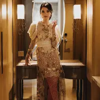 Kebaya cantik bernama “Kasmaran” yang dikenakan Sabrina merupakan rancangan Surya Abduh. Kebaya ini memiliki detail beads dan brokat yang memenuhi dasar kebaya. (Instagram/suryaabduh).