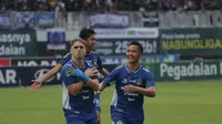 Pemain PSIM Yogyakarta merayakan gol penalti Rafinha (kiri) ke gawang PSPS Pekanbaru pada menit ke-12,&nbsp;pada laga lanjutan Grup X 8 besar Pegadaian Liga 2 2024/2025 di&nbsp;Stadion Mandala Krida, Yogyakarta, Senin (17/2/2025) sore WIB. PSIM pun menang 2-1 atas PSPS.&nbsp;Hasil itu membuat Tim Laskar Mataram memuncaki Grup X dan mengamankan tiket promosi ke Liga 1 musim depan. (Bola.com/Ana Dewi)