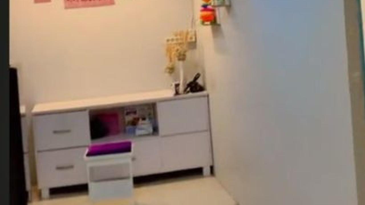 Pertama masuk, terlihat sofa warna abu-abu yang nyaman untuk diduduki. Masuk ke dalam terdapat ruang tengah dan kamar tidur.&nbsp;