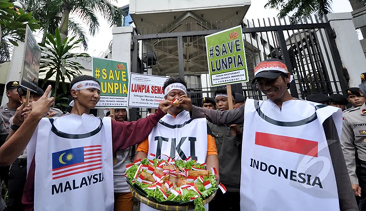 Puluhan aktivis Semarang mendatangi Kedutaan Besar Malaysia menggelar aksi memprotes makanan khas Kota Semarang, Lumpia, yang mengklaim sebagai produk negeri Malaysia, Jakarta, Jumat (20/2/2015). (Liputan6.com/Faizal Fanani)