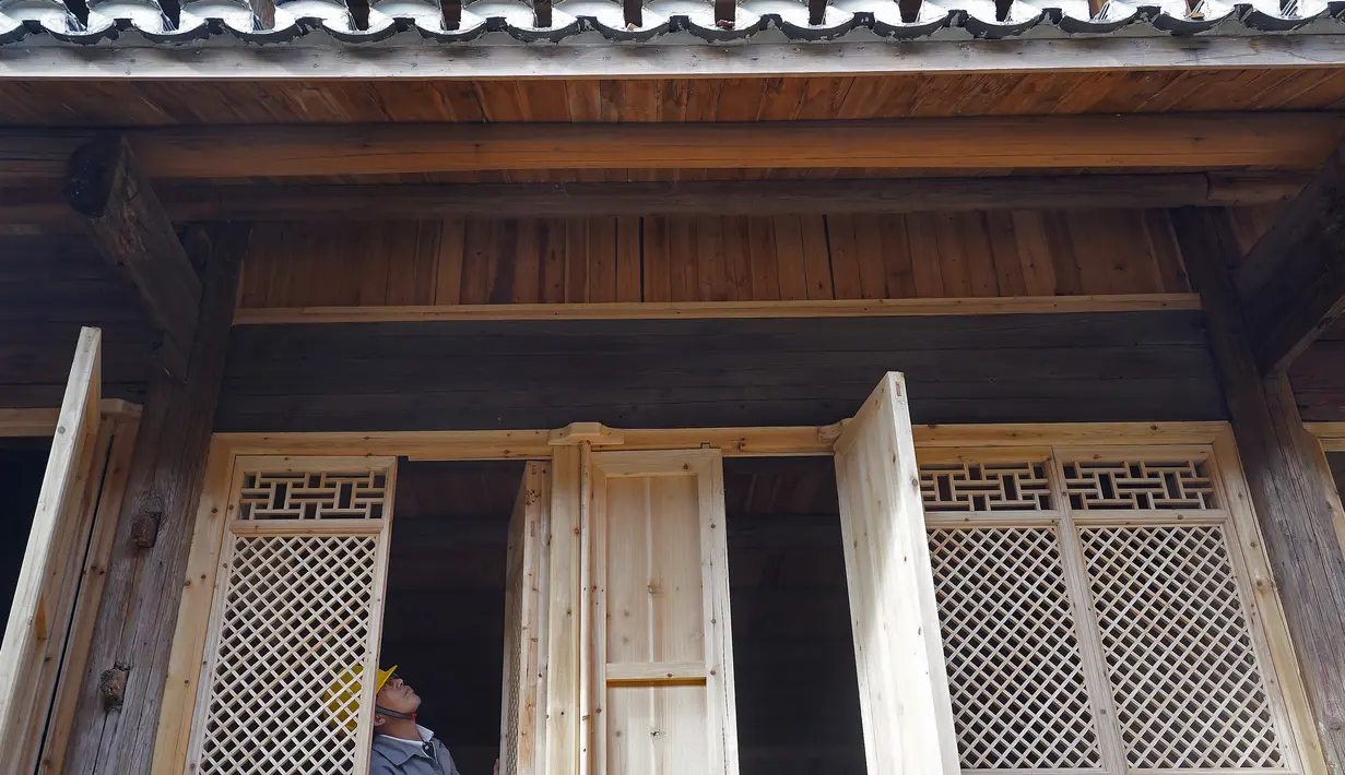 Seorang pekerja konstruksi merenovasi sebuah bangunan kuno di Wilayah Jing'an, Provinsi Jiangxi, China timur, pada 4 November 2020. Wilayah Jing'an mempunyai sejarah yang panjang dan memiliki hampir 300 bangunan kuno. (Xinhua/Wan Xiang)