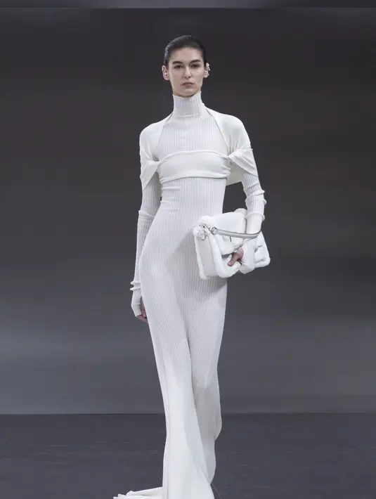 Setelah musim lalu, perluasan ide couture ansambel diaplikasikan ke perhiasan berkualitas, koleksi ini, idenya perhiasan halus memasuki benda-benda praktis yang berharga. [Foto: Document/FENDI]