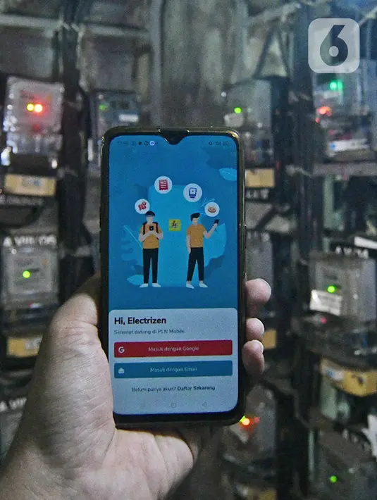 Warga membuka aplikasi PLN Mobile di Rumah Susun Bendungan Hilir 2, Jakarta, Rabu (20/1/2021). Pemerintah memberi subsidi listrik seperti diskon listrik 100 persen atau listrik gratis untuk rumah tangga golongan 450 VA dan diskon 50 persen untuk 900 VA subsidi. (Liputan6.com/Herman Zakharia)