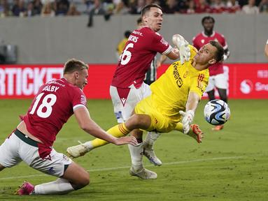 Pemain Wrexham, Sam Dalby (kiri) berusaha mencetak gol ke gawang Manchester United yang dijaga Radek Vitek pada laga uji coba pramusim di Snapdragon Stadium, San Diego, California, Rabu (25/07/2023) WIB. (AP Photo/Gregory Bull)