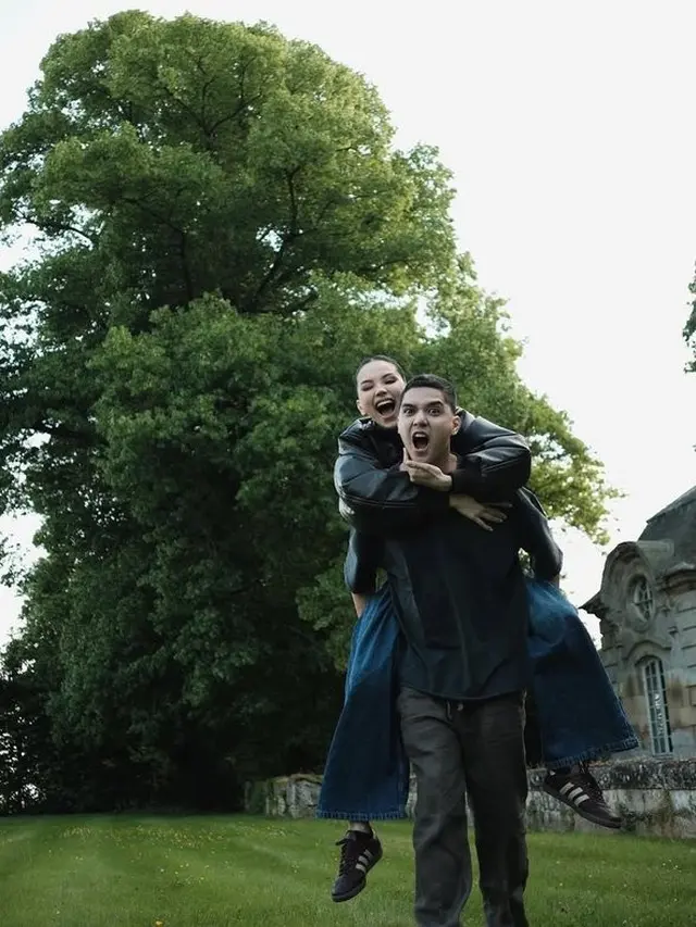 Potret Undangan Pernikahan Al Ghazali, Bak Gulungan Surat Kerajaan