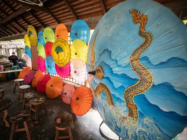 Foto pada 1 November 2020 menunjukkan payung-payung kertas di Sentra Pembuatan Payung di Desa Bor Sang, Chiang Mai, Thailand. Desa Bor Sang, sekitar sembilan kilometer di sebelah timur Kota Tua Chiang Mai, terkenal sebagai daerah pembuat payung kertas. (Xinhua/Zhang Keren)