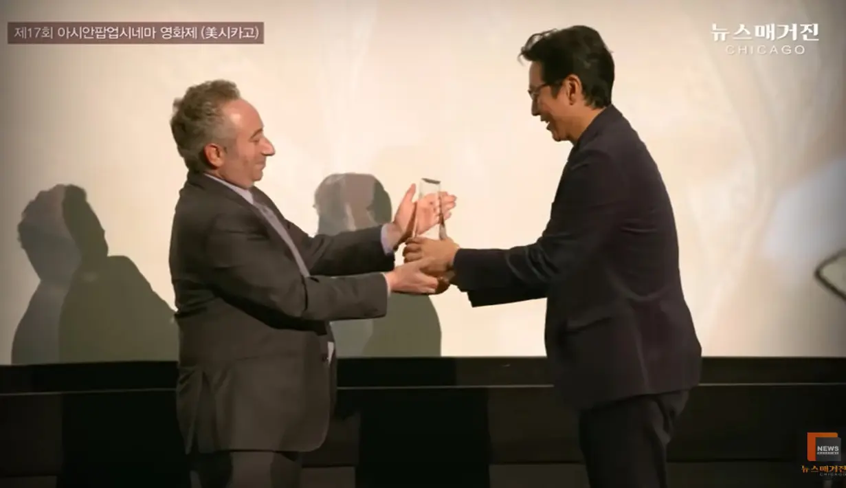 Jurnal dapat membantunya mereview diri sebagai seorang aktor. "Ini akan jadi sesuatu yang dapat saya lihat kembali dan berpikir, 'Saya tidak terlalu buruk sejauh ini. Saya bekerja dengan rajin'," tutupnya. (Foto: YouTube/ News Magazine Chicago)