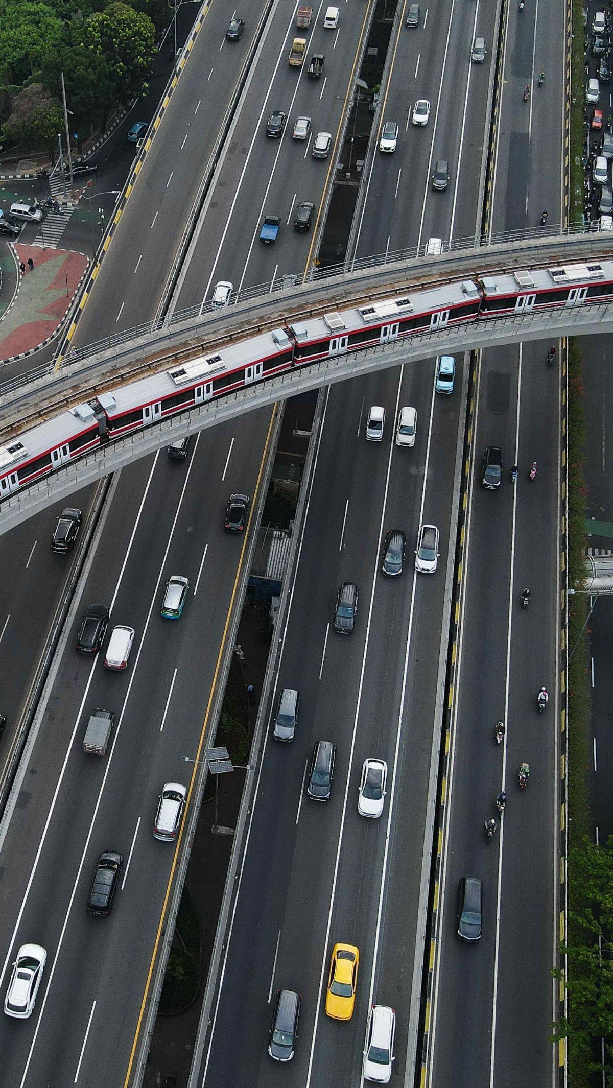 Sebelumnya, karena diduga salah desain, rangkaian LRT Jabodebek disebut hanya bisa melaju 20 km per jam saat melalui longspan Gatot Subroto - Kuningan.