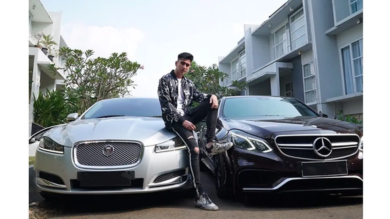 Miliki Mobil Seharga Rp 3,4 Miliar, Ini 6 Potret Verrell Bramasta Bareng Kendaraan Mewah