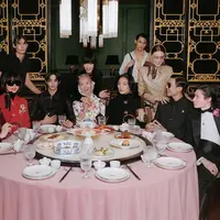 Menampilkan Ni Ni, Song Wei Long, dan Davika Hoorne dalam momen kebersamaan.