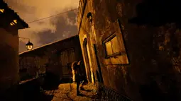 Pengunjung memasuki rumah hantu Quinta Nova da Assuncao di Belas, Portugal (13/5). Rumah hantu ini berisi 25 kamar dipenuhi penampakan bayangan dan suara dari pintu yang menutup secara acak. (REUTERS/Rafael Marchante)