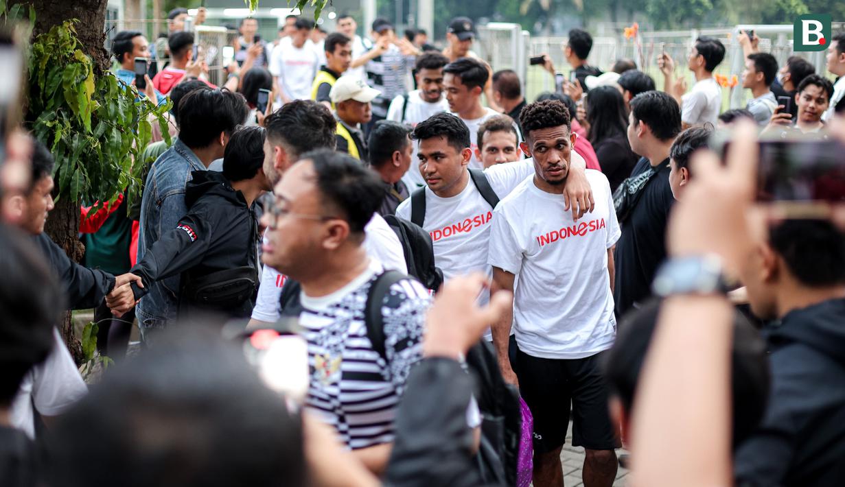 Ricky Kambuaya dan kawan-kawan sampai harus dikawal keluar untuk berjalan menuju bus. Barikade pengamanan dibuat agar Pasukan Merah Putih dapat berjalan tanpa ada halangan. (Bola.com/Bagaskara Lazuardi)