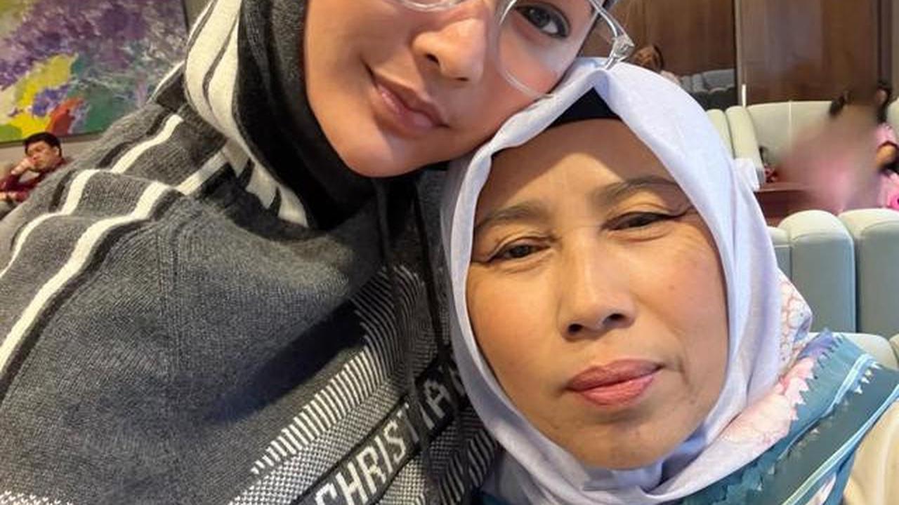 Potret Ibunda Inul Daratista yang Awet Muda, Seperti Kakak Adik saat Pose Bareng