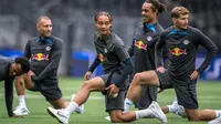 (Dari kiri) Pemain RB Leipzig David Raum, Xavi Simons, Yussuf Poulsen dan Christopher Lenz melakukan pemanasan saat latihan menjelang pertandingan Grup G Liga Champions 2023/2024, di stadion Stadion Wankdorf, Senin (18/9/2023). (Fabrice COFFRINI / AFP)