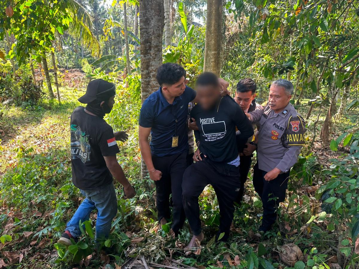 Petugas Imigrasi Tabanan saat mengamankan seorang pria WN Nigeria di Desa Bantas, Kecamatan Slemadeg Timur, Kabupaten Tabanan, Bali. (Dokumen Humas Imigrasi Tabanan).