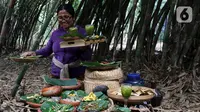 Sate lilit, Loloh, Cemcem, Nasi campur dan lainnya bisa dinikmati wisatawan di Pasar Pelipur Lara, Kabupaten Bangli, Bali, Rabu (16/8/2023). (Liputan6.com/Helmi Fithriansyah)