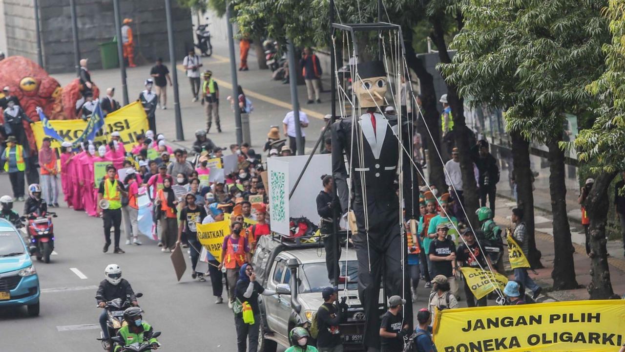 Massa Koalisi Pilih Pulih beserta puluhan masyarakat sipil dan komunitas muda, pelajar serta mahasiswa melakukan aksi karnaval membawa boneka pinokio besar sepanjang jalan Thamrin, Jakarta, Rabu (7/2/2024). Foto: liputan6.com / Angga Yuniar