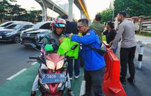 FOTO: Polri dan Buruh Bagikan Paket Sembako ke Warga Jakarta