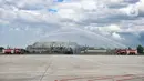 Tradisi water salute saat menyambut kedatangan pesawat Super Hercules C-130J di Lanud Halim Perdanakusuma, Jakarta, Senin (6/3/2023). Pesawat ini merupakan yang pertama dari total lima unit yang akan datang secara bertahap dari pabriknya di Lockheed Martin, Marietta, Georgia, Amerika Serikat (AS). (merdeka.com/Iqbal S. Nugroho)