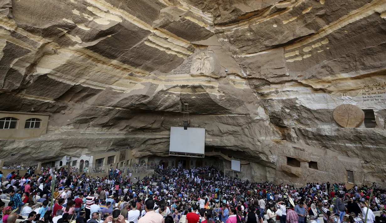  Ribuan kaum Kristen Koptik Ortodoks saat menghadiri acara Minggu Palma di Biara Samaan, gunung Mokattam, Kairo , Mesir , (24/4).  Uniknya dari tempat ibadah ini yaitu yang bangunannya yang tersambung dengan gunung. (REUTERS / Amr Abdallah Dalsh)
