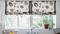 Mau mendekorasi dapur? Jangan lupakan kehadiran jendela yang bisa dipercantik dengan tirai bermotif.