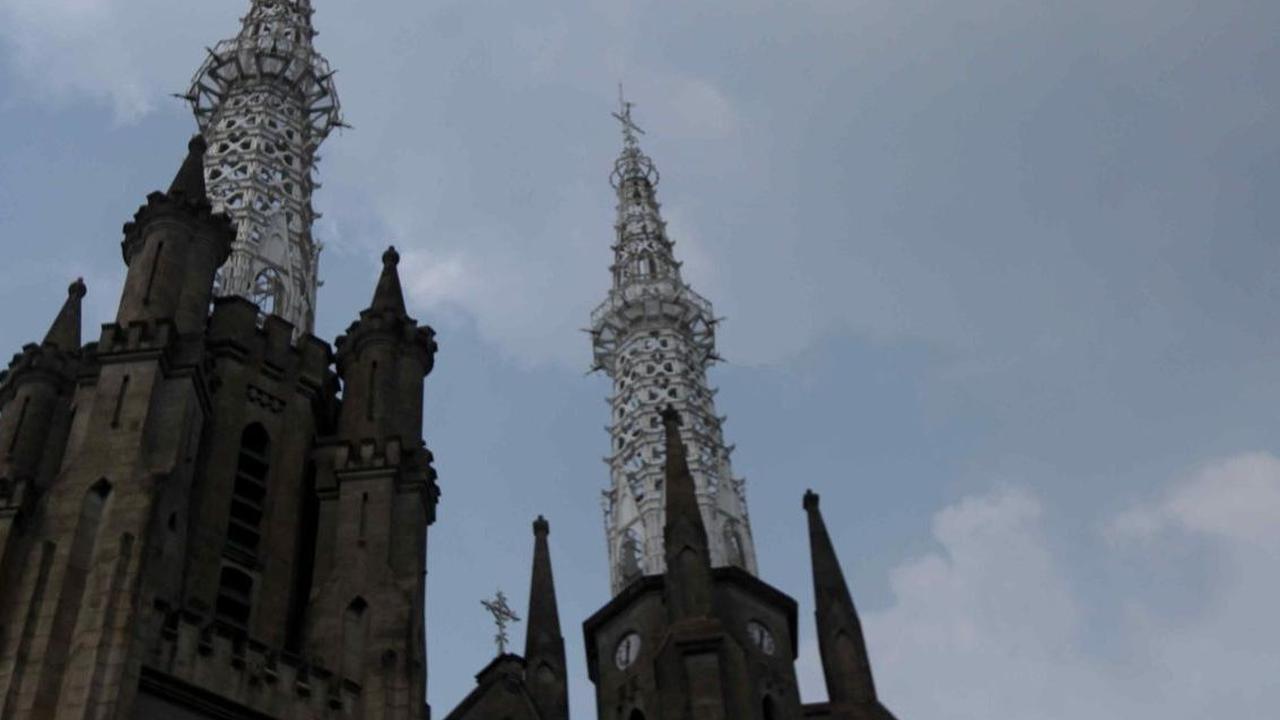 Gereja Katedral menggelar tiga sesi ibadah kenaikan Isa Almasih yaitu pada jam 06.00, 12.00 dan 18.00 WIB. Foto: Liputan6.com / Herman Zakharia<br>