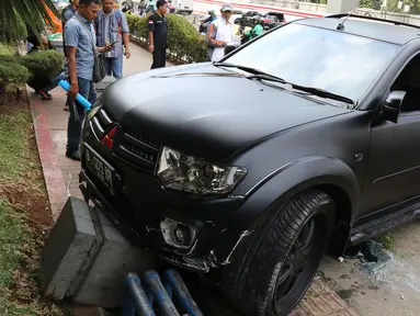 Sebuah mobil Pajero menabrak pembatas jalan di Jalan Rasuna Said, Jakarta, Kamis (29/9/2019). Mobil hitam berplat B 1275 RFP tersebut menabrak trotoar sekitar pukul 15.30 WIB. (Liputan6.com/Herman Zakharia)