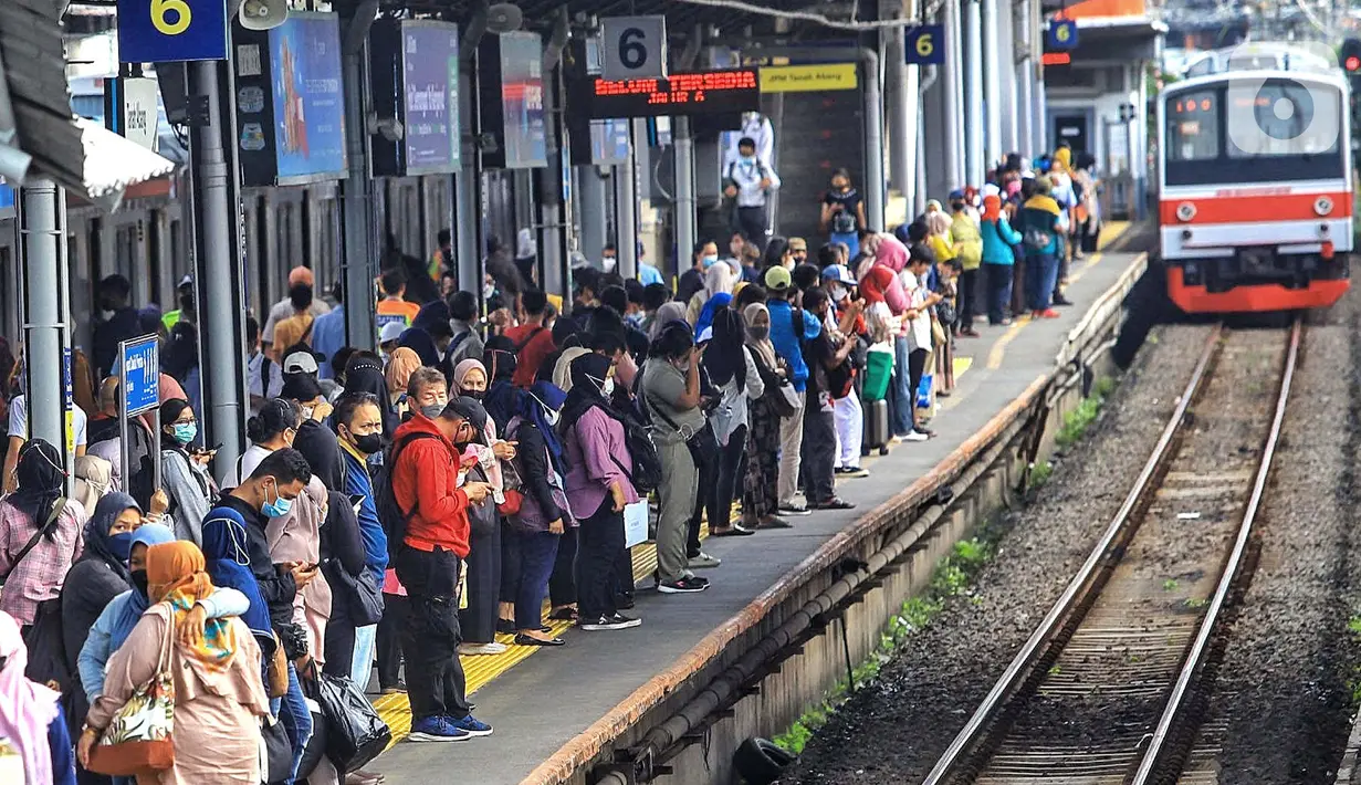Kereta rel listrik (KRL) tiba di Stasiun Tanah Abang, Jakarta, Rabu (17/1/2023). Sementara itu, total volume pengguna pada weekend sebanyak 3.087.153 orang atau rata-rata sebanyak 617.431 orang. (Liputan6.com/Angga Yuniar)