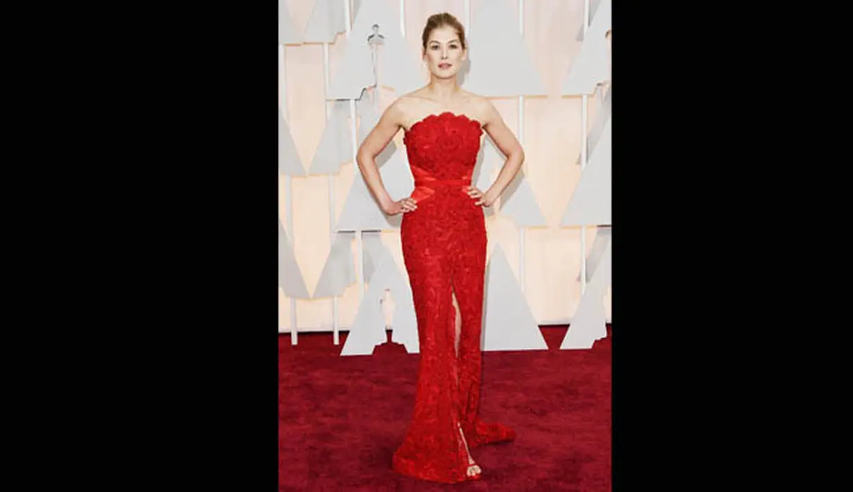 Nominator aktris terbaik, Rosamund Pike tampil anggun di red carpet Oscar 2015 di Los Angeles, Hollywood, Minggu (22/2). (Jason Merritt/Getty Images/AFP)