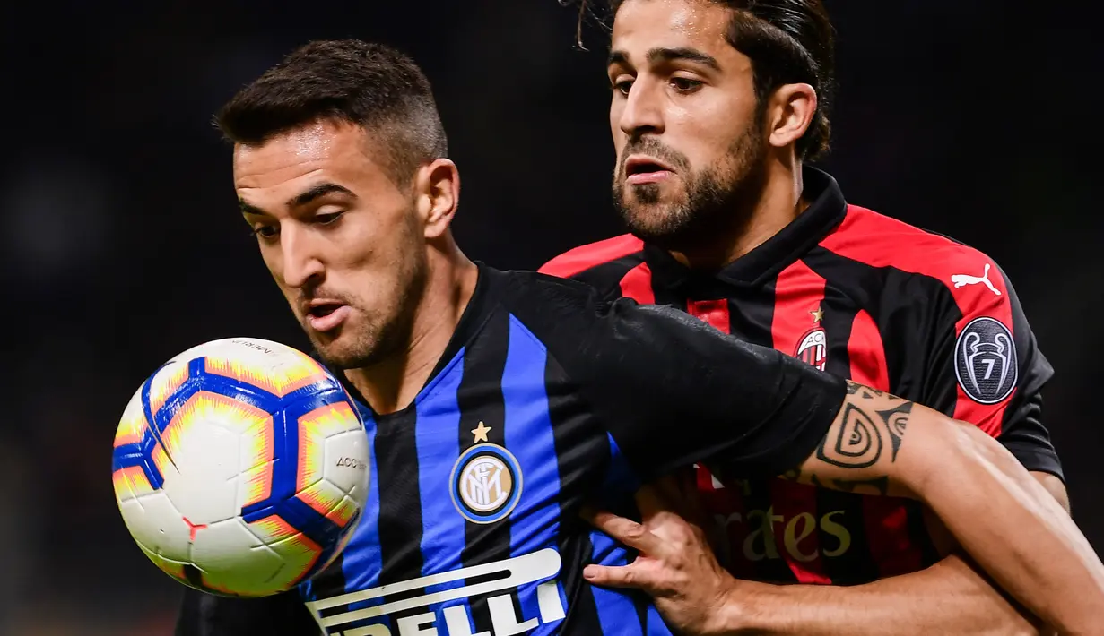 Gelandang Inter Milan, Matias Vecino, mengamankan bola dari bek AC Milan, Ricardo Rodriguez, pada laga Serie A Italia di Stadion San Siro, Milan, Minggu (21/10). Inter menang 1-0 atas Milan. (AFP/Marco Bertorello)