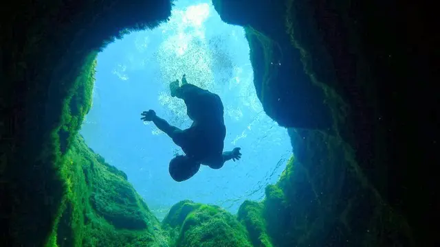 Berani Diving di Kolam Terekstrem di Dunia?
