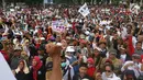 Ribuan honorer K2 seluruh Indonesia berunjuk rasa di depan Istana Merdeka, Jakarta, Selasa (30/10). Mereka menuntut Presiden Joko Widodo segera mengesahkan Revisi UU ASN No 5/2015. (Liputan6.com/Angga Yuniar)
