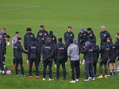 Pelatih Red Bull Salzburg Jesse Marsch (keempat kiri) berbicara kepada para pemainnya saat sesi latihan jelang menghadapi Lokomotiv Moscow di Moskow, Rusia, Senin (30/11/2020). Salzburg akan menghadapi Lokomotiv Moscowpada pada pertandingan Grup A Liga Champions. (Maxim Shipenkov, Pool via AP)