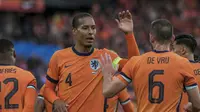 Virgil van Dijk dan kawan-kawannya merayakan gol Xavi Simons saat Belanda menang 4-0 atas Islandia dalam uji coba di Stadion Feyenoord, Selasa (11/6/2024) dini hari WIB.  (AP Photo/Patrick Post)