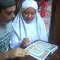 Ricardo Jorge Nogueira Dos Santos belajar membaca Al Quran (Yudi Handoyo/JawaPos.com)