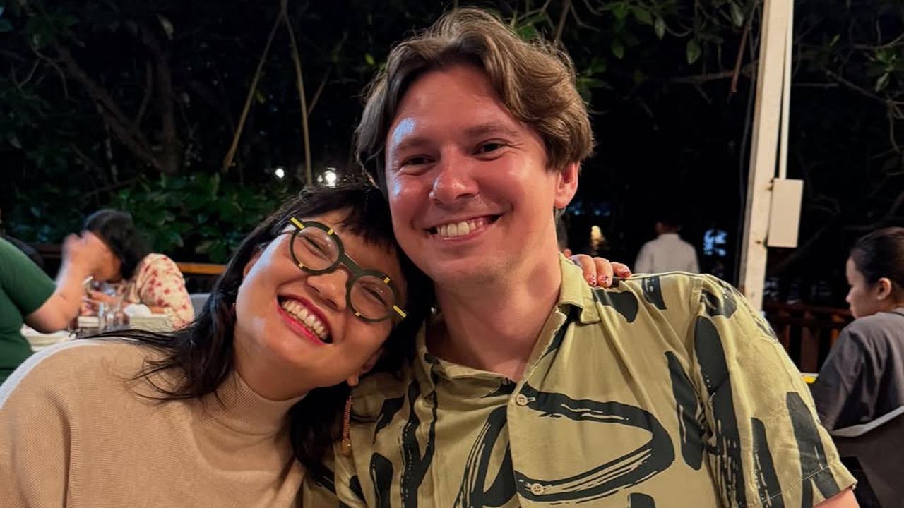 Potret Lawas Pernikahan Wamen Stella dengan Suami Bule 16 Tahun Lalu, Pakai Adat Sunda Wajahnya jadi Sorotan