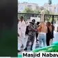 Viral Video 2 Wanita Tanpa Hijab Ingin Masuk ke Masjid Nabawi, Sikap Petugas Tuai Pujian.&nbsp; foto: TikTok @sentramasjid.official