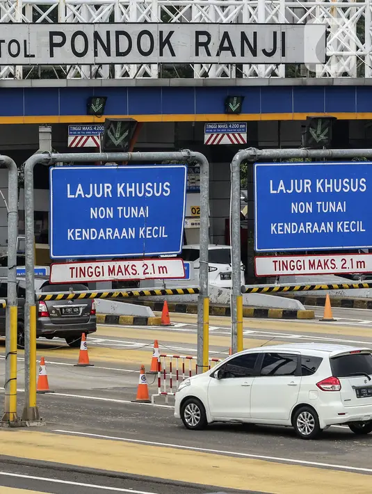 Kendaraan melintasi Gerbang Tol Pondok Ranji di Tangerang Selatan, Banten, Senin (18/1/2021). PT Jasa Marga (Persero) Tbk melakukan penyesuaian tarif tol lingkar luar Jakarta (JORR) seperti W2S, W2U, S, E, Ulujami-Pondok Aren, ATP, dan Bintaro Viaduct-Pondok Ranji. (Liputan6.com/Johan Tallo)