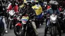 Pengendara sepeda motor mengambil bagian dalam protes terhadap kenaikan harga bahan di Bogota, Kolombia, Rabu (12/10/2022). Selain kenaikan harga bahan bakar dan kenaikan asuransi wajib pihak ketiga, aksi ini juga memprotes perlakuan buruk yang dirasakan oleh polisi. (AP Photo/Ivan Valencia)