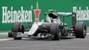 Pembalap Mercedes Nico Rosberg melintas di garis finish usai memenangkan F1 Grand Prix Italia, di Monza, Italia Minggu (04/9). Enam putaran pertama, Rosberg terus memacu mobilnya hingga mendekati Vettel dari Ferrari. (Reuters/Max Rossi)