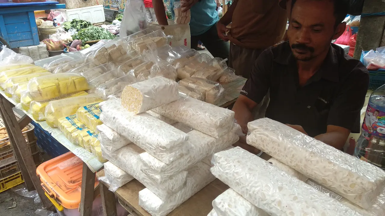Pelemahan rupiah membuat harga kacang kedelai yang terus melejit. Akibatnya, ukuran tahu dan tempe kian mengecil. (Maulandy Rizki Bayu Kencana/Liputan6.com)